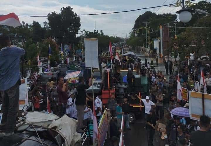 Ratusan massa yang terdiri dari para sopir truk, nelayan serta pengurus organisasi angkutan darat (organda), menggelar aksi damai ke Gedung DPRD Ketapang dan Kantor Bupati Ketapang, Rabu (03/08/2022). (Foto: Istimewa)