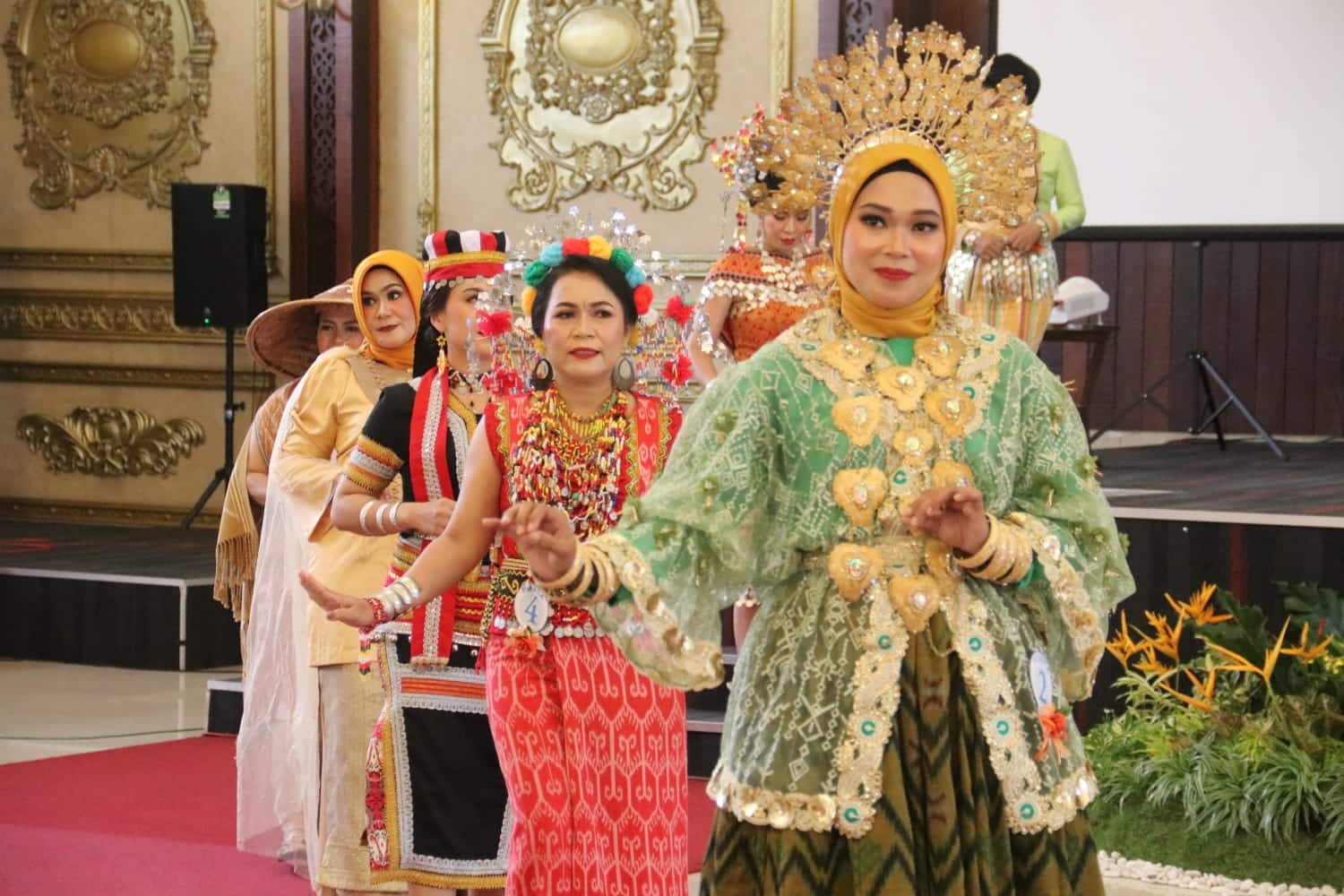 Lomba Busana Adat Daerah (Bukan Pakaian Pengantin) ini diselenggarakan di Aula Pendopo Gubernur Provinsi Kalimantan Barat, Kamis (04/08/2022). (Foto: Istimewa)
