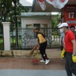 Aksi bersih-bersih yang dilakukan jajaran Pemkab Ketapang di bahu-bahu jalan kota, Jumat (05/08/2022) pagi. (Foto: Istimewa)