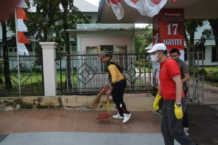 Aksi bersih-bersih yang dilakukan jajaran Pemkab Ketapang di bahu-bahu jalan kota, Jumat (05/08/2022) pagi. (Foto: Istimewa)