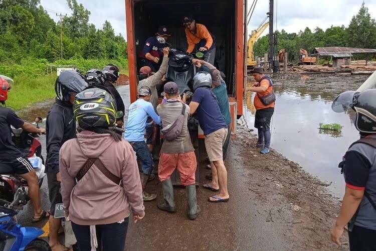 Kendaraan roda 2 yang ingin melintasi jalur yang terputus akibat banjir tersebut harus dievakuasi menggubakan truk. (Foto: Dok. BPBD Kapuas Hulu)