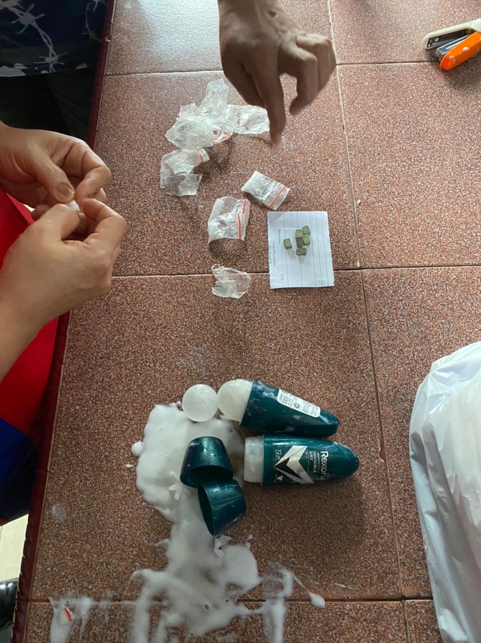 Petugas Pengamanan Pintu Utama (P2U) Rumah Tahanan Negara (Rutan) Kelas IIB Bengkayang melakukan pemeriksaan terhadap barang bukti diduga Narkoba jenis sabu-sabu yang diselipkan ke dalam deodorant. (Foto: Istimewa)