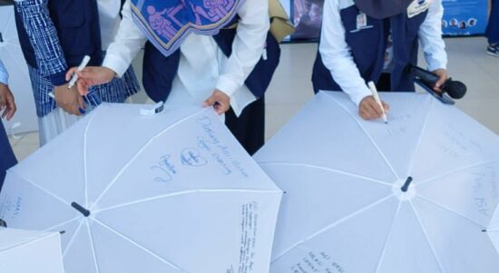Puncak peringatan Pekan Menyusui Dunia 2022 di Kota Pontianak Provinsi Kalbar turut dirangkai dengan penandatangan serta penulisan pesan-pesan menyusui di belasan payung putih yang sudah disiapkan. (Foto: Istimewa)