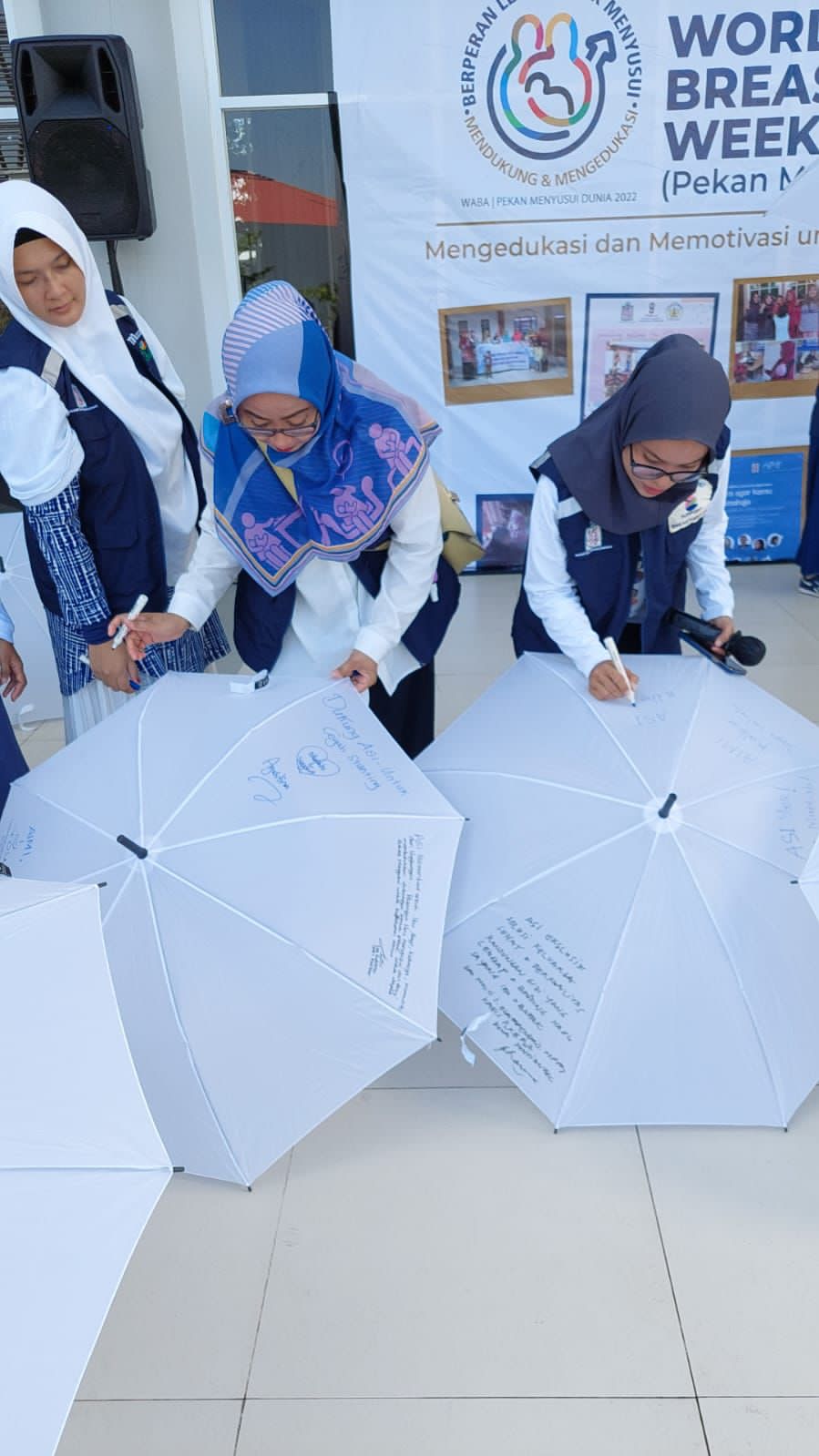 Puncak peringatan Pekan Menyusui Dunia 2022 di Kota Pontianak Provinsi Kalbar turut dirangkai dengan penandatangan serta penulisan pesan-pesan menyusui di belasan payung putih yang sudah disiapkan. (Foto: Istimewa)