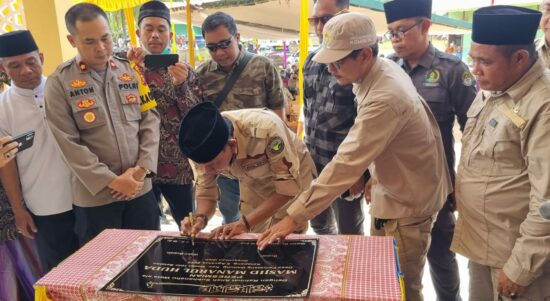 Wakil Bupati Ketapang, Farhan melakukan penandatanganan prasasti sebagi tanda diresmikannya penggunaan Masjid Manarul Huda di Desa Pematang Gadung, Kecamatan Matan Hilir Selatan, Sabtu (06/08/2022) pagi. (Foto: Istimewa)