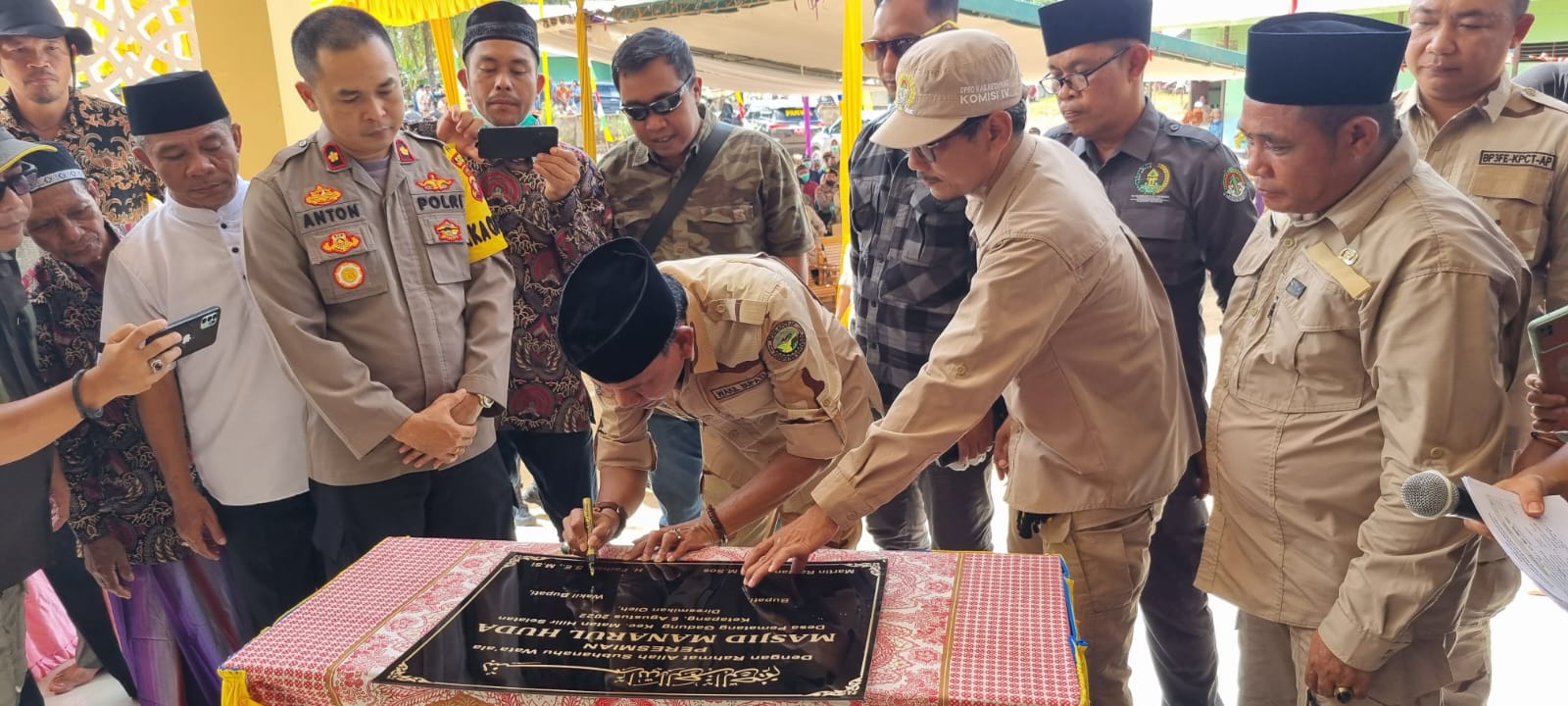 Wakil Bupati Ketapang, Farhan melakukan penandatanganan prasasti sebagi tanda diresmikannya penggunaan Masjid Manarul Huda di Desa Pematang Gadung, Kecamatan Matan Hilir Selatan, Sabtu (06/08/2022) pagi. (Foto: Istimewa)