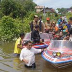 Bupati Kapuas Hulu, Fransiskus Diaan meninjau langsung kondisi banjir di Kecamatan Bika dan Kecamatan Embaloh Hilir, Senin (08/08/2022). (Foto: Istimewa)