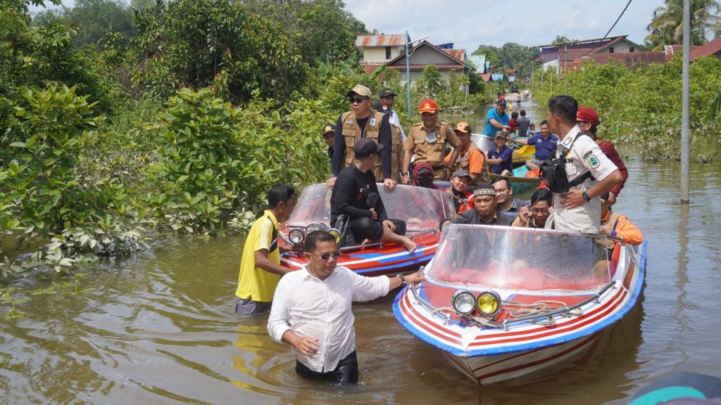 Bupati Kapuas Hulu, Fransiskus Diaan meninjau langsung kondisi banjir di Kecamatan Bika dan Kecamatan Embaloh Hilir, Senin (08/08/2022). (Foto: Istimewa)