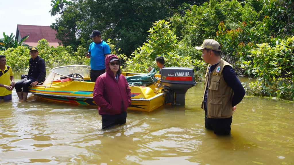 Dalam kunjungannya ke sejumlah lokasi banjir, Bupati Kapuas Hulu, Fransiskus Diaan turut didampingi oleh sejumlah pejabat dari instansi terkait dan juga dokter yang bertugas untuk memberikan pengobatan secara gratis kepada masyarakat. (Foto: Istimewa)