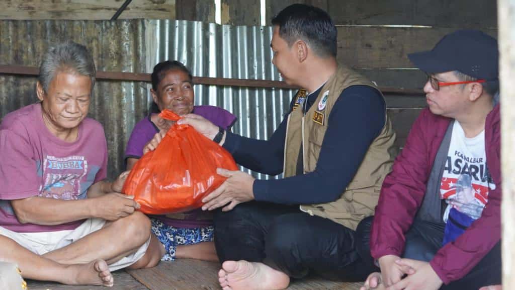 Bupati Kapuas Hulu, Fransiskus Diaan (Bang Sis) turut menyalurkan bantuan sembako serta menyediakan pengobatan gratis ke masyarakat terdampak banjir. (Foto: Istimewa)