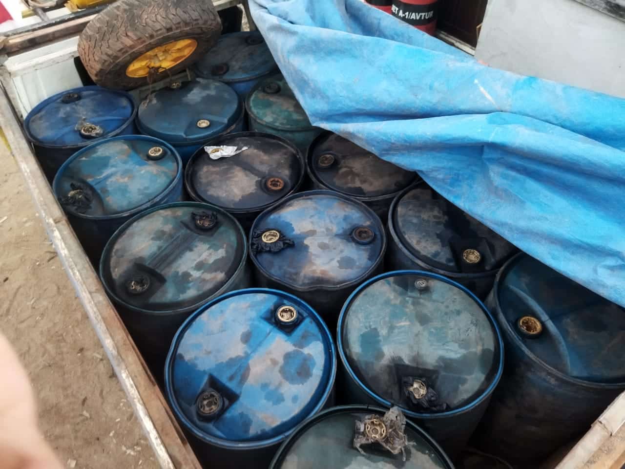 Barang bukti 12 drum minyak jenis solar atau sekitar 2.400 liter yang berhasil diamankan oleh jajaran Satreskrim Polres Ketapang. (Foto: Istimewa)