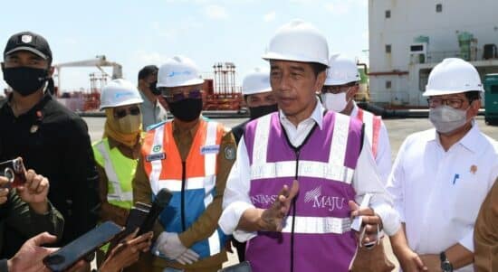 Presiden Joko Widodo saat diwawancarai wartawan usai meresmikan pembangunan Terminal Kijing Pelabuhan Pontianak di Kabupaten Mempawah, Provinsi Kalimantan Barat, pada Selasa, tanggal 9 Agustus 2022 (Foto: Biro Setpres)