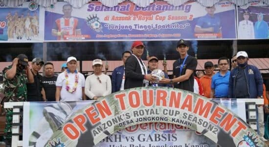 Wakil Bupati Kapuas Hulu, Wahyudi Hidayat membuka turnamen sepak bola bertajuk "Anzonk Royal Cup Kecamatan Jongkong Tahun 2022", pada Selasa (09/08/2022). (Foto: Istimewa)