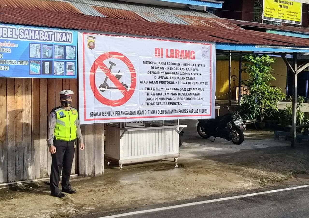 Banner imbauan larangan ini terpasang di Jalan Lintas Selatan, tepatnya di simpang empat Masjid Darussalam, Kedamin Hilir, Kecamatan Putussibau Selatan. (Foto: Istimewa)
