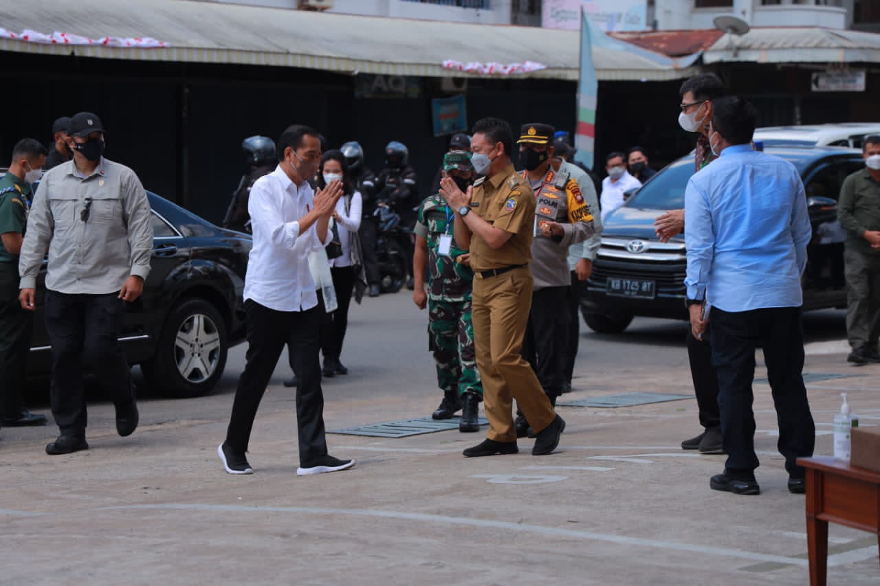Wali Kota Pontianak, Edi Rusdi Kamtono saat menyambut kedatangan Presiden RI, Jokowi di Restoran Pondok Kakap. (Foto: Prokopim For KalbarOnline.com)
