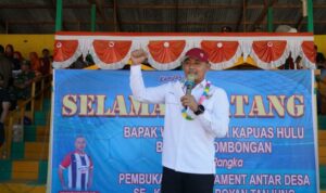 Wakil Bupati Kapuas Hulu, Wahyudi Hidayat memberikan kata sambutan saat membuka turnamen sepakbola antar desa se-Kecamatan Boyan Tanjung. (Foto: Istimewa)