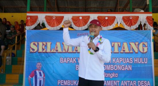 Wakil Bupati Kapuas Hulu, Wahyudi Hidayat memberikan kata sambutan saat membuka turnamen sepakbola antar desa se-Kecamatan Boyan Tanjung. (Foto: Istimewa)