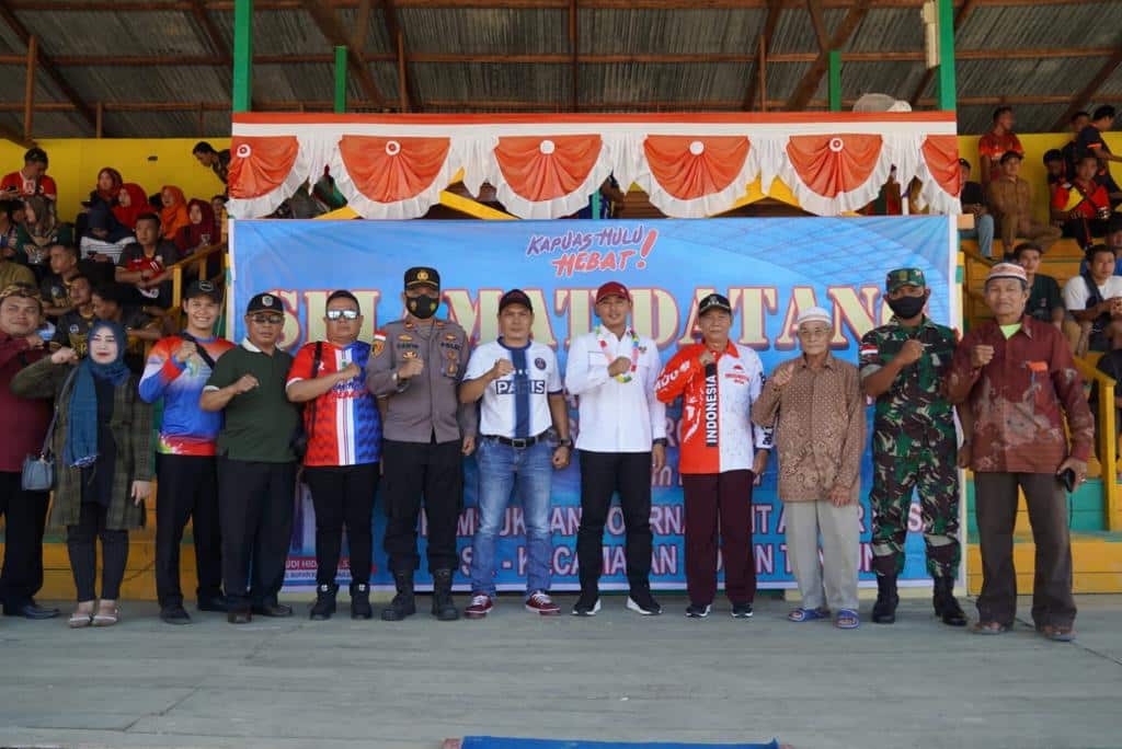 Wakil Bupati Kapuas Hulu, Wahyudi Hidayat berfoto bersama di sela-sela membuka turnamen sepakbola antar desa se-Kecamatan Boyan Tanjung. (Foto: Istimewa)