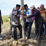 Bupati Kapuas Hulu, Wahyudi Hidayat melakukan penancapan tiang pertama pembangunan Pondok Pesantren Ulil Albab II Cabang Provinsi Kalimantan Barat di Kecamatan Selimbau, Desa Piasak Hilir, Kamis (11/08/2022). (Foto: Istimewa)