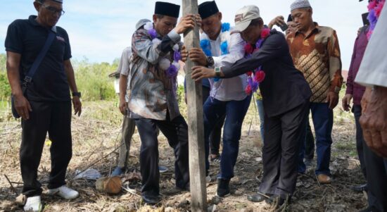 Bupati Kapuas Hulu, Wahyudi Hidayat melakukan penancapan tiang pertama pembangunan Pondok Pesantren Ulil Albab II Cabang Provinsi Kalimantan Barat di Kecamatan Selimbau, Desa Piasak Hilir, Kamis (11/08/2022). (Foto: Istimewa)