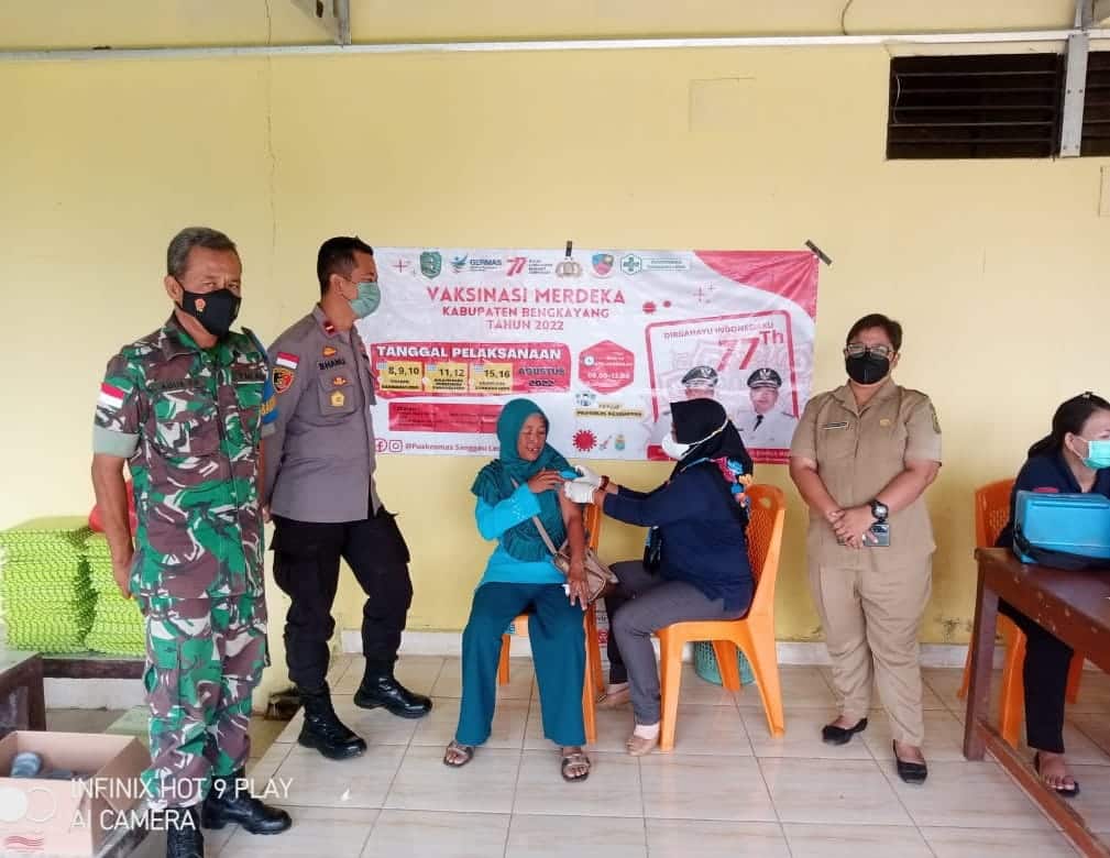 Polsek Sanggau Ledo menggelar kegiatan "Vaksinasi Merdeka" di Aula Taman Belajar Polsek Sanggau Ledo, Rabu (10/08/2022). (Foto: Istimewa)