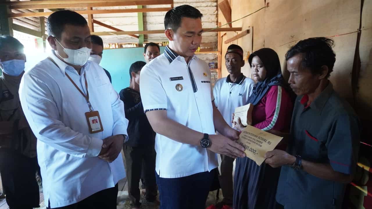 Bupati Kapuas Hulu, Fransiskus Diaan menyerahkan santunan ke keluarga korban meninggal akibat banjir. (Foto: Istimewa)