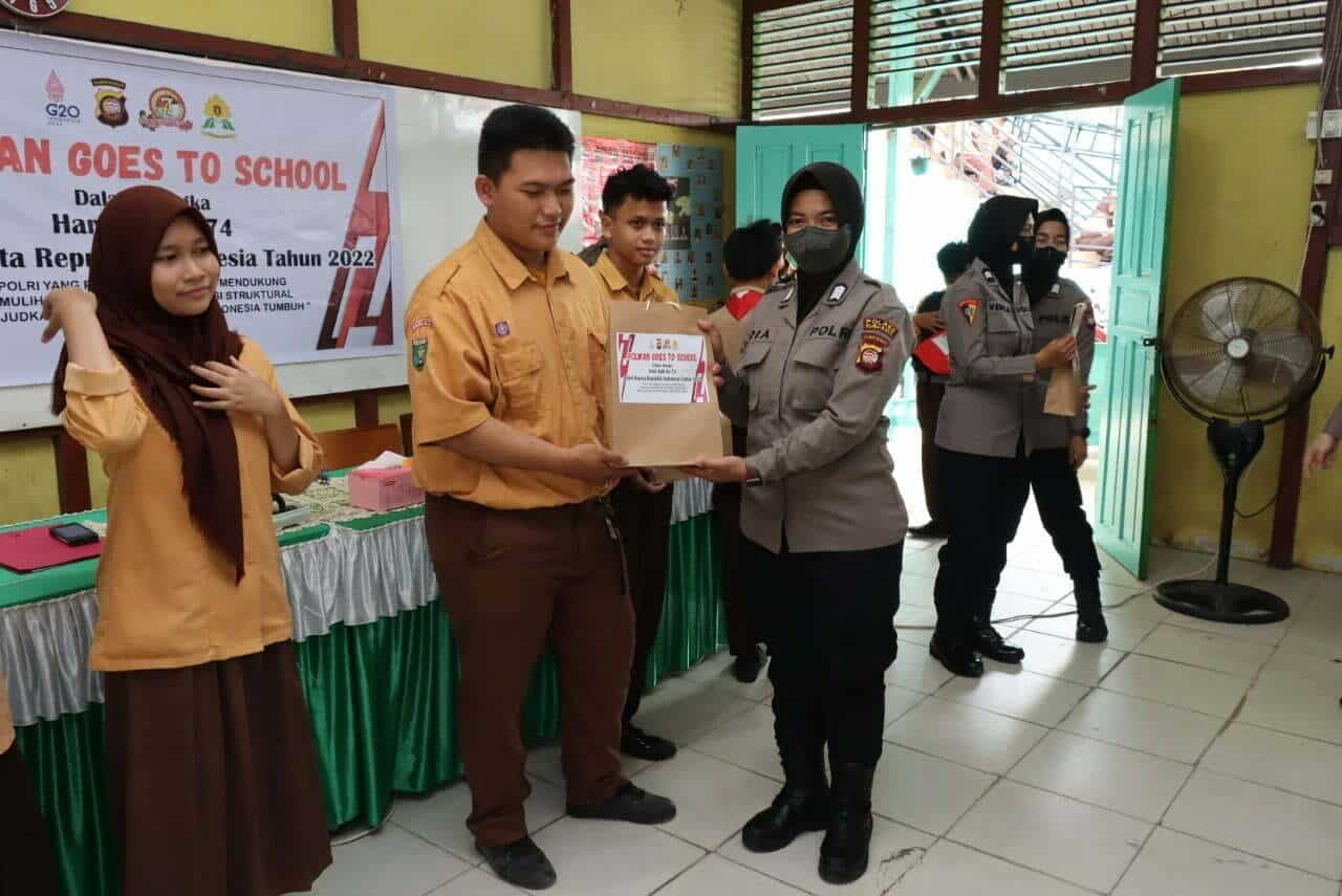 Polres Kubu Raya menggelar program Goes to School di SMA Negeri 1 Sungai Raya, Kabupaten Kubu Raya, Jumat (12/08/2022). (Foto: Istimewa)
