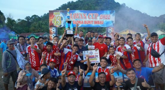 Penutupan turnamen sepakbola di Desa Mawan, Kecamatan Pengkadan, Sabtu (12/08/2022). (Foto: Istimewa)