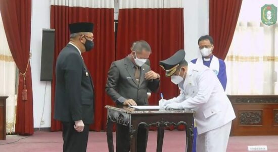 Gubernur Kalbar, Sutarmidji melantik secara resmi Wakil Bupati Sintang, Melkianus, dengan masa jabatan 2021-2026, pada Sabtu tanggal 13 Agustus 2022. (Foto: Istimewa)