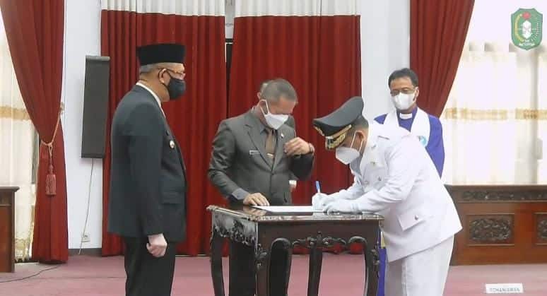Gubernur Kalbar, Sutarmidji melantik secara resmi Wakil Bupati Sintang, Melkianus, dengan masa jabatan 2021-2026, pada Sabtu tanggal 13 Agustus 2022. (Foto: Istimewa)