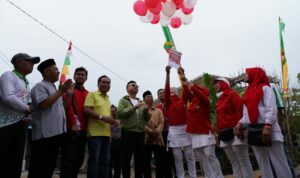 Pelepasan balon menandai dimulainya Semarak HUT ke-77 Kemerdekaan RI di Kelurahan Saigon Kecamatan Pontianak Timur. (Prokopim For KalbarOnline.com)