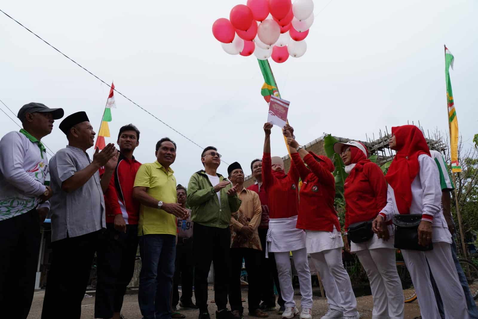 Pelepasan balon menandai dimulainya Semarak HUT ke-77 Kemerdekaan RI di Kelurahan Saigon Kecamatan Pontianak Timur. (Prokopim For KalbarOnline.com)