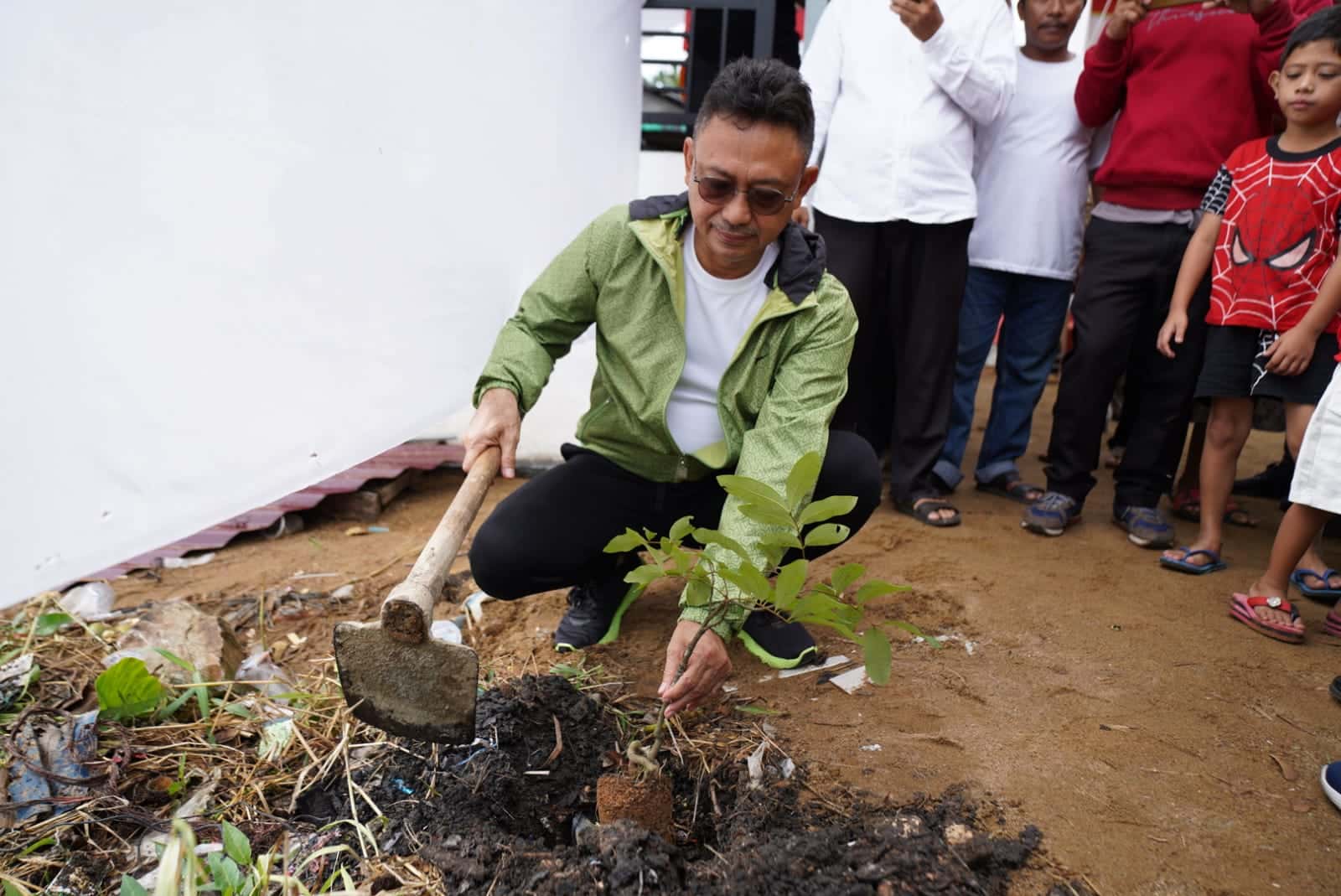 Wali Kota Pontianak, Edi Rusdi Kamtono menanam pohon usai membuka Semarak HUT ke-77 Kemerdekaan RI di Kelurahan Saigon Kecamatan Pontianak Timur. (Prokopim For KalbarOnline.com)