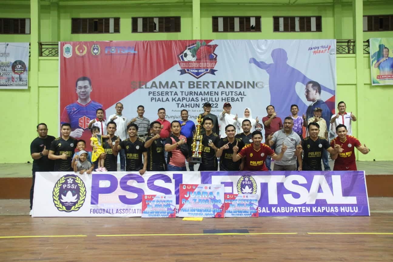 Turnamen Futsal Piala Kapuas Hulu Hebat Tahun 2022 antar instansi se-Kabupaten Kapuas Hulu ditutup secara resmi, Minggu (14/08/2022) malam.