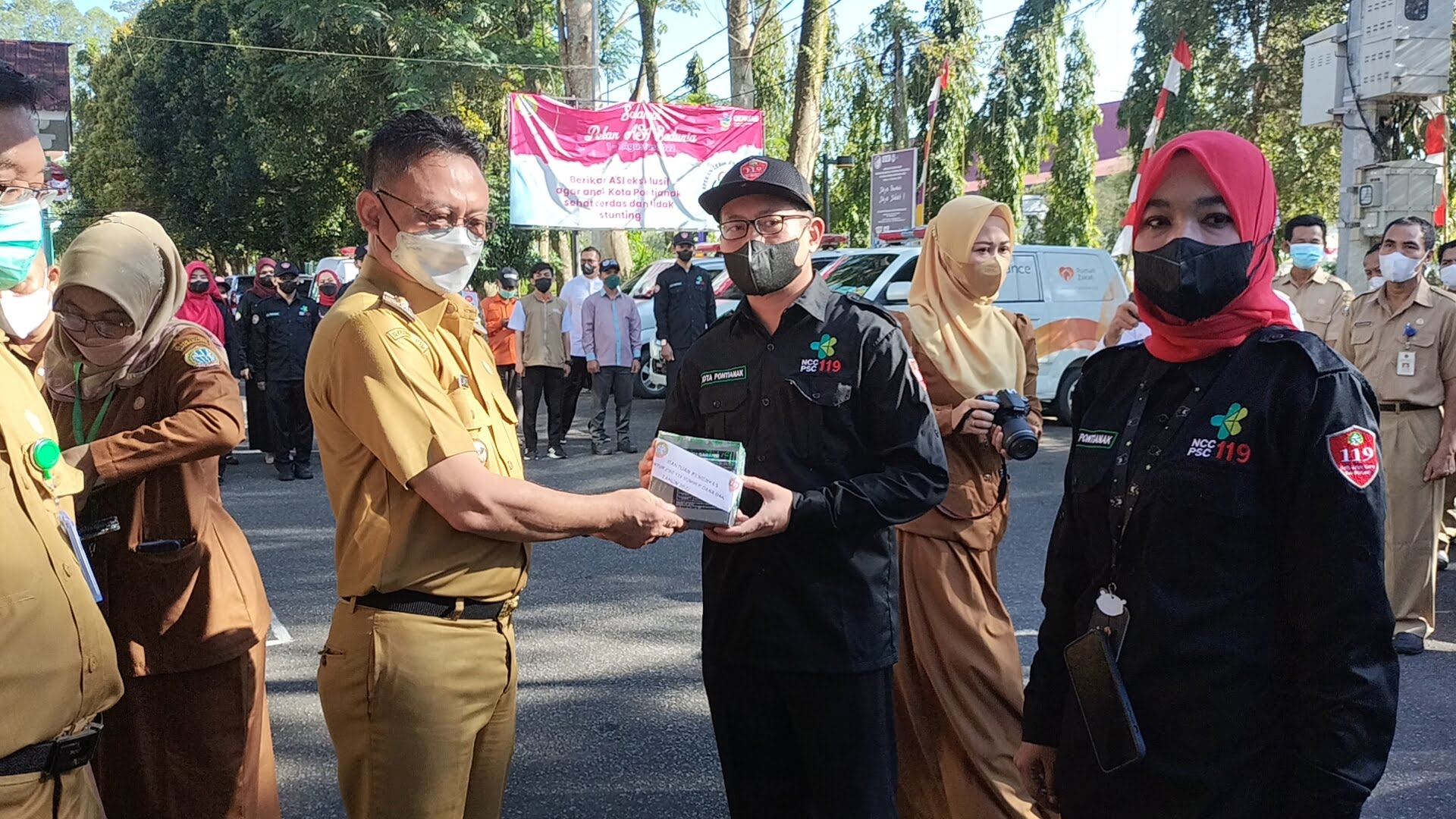 Wali Kota Pontianak, Edi Rusdi Kamtono menyerahkan secara simbolis peralatan komunikasi kepada petugas Ligat PSC 119. (Prokopim For KalbarOnline.com)