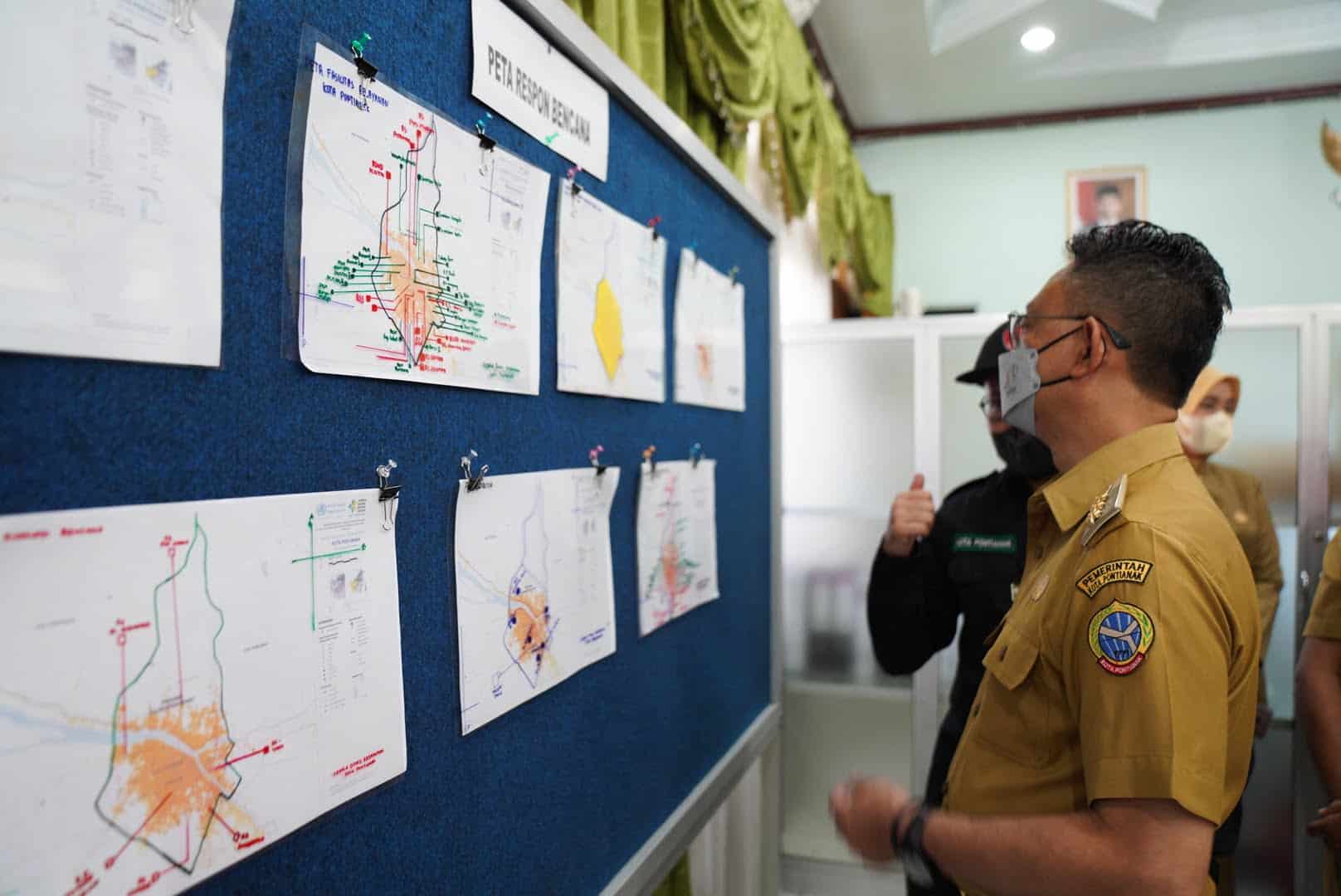 Wali Kota Pontianak, Edi Rusdi Kamtono melihat data yang ada di Posko Ligat PSC 119. (Prokopim For KalbarOnline.com)