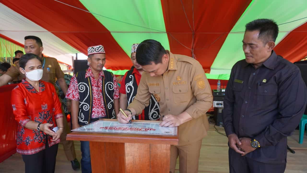 Bupati Kapuas Hulu, Fransiskus Diaan meresmikan rumah produksi Sio Marandang di Desa Tanjung Lasa Kecamatan Putussibau Utara. (Foto: Istimewa)