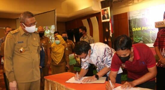 Gubernur Kalbar, Sutarmidji menyaksikan penandatanganan Naskah Kesepakatan Kerjasama Percepatan dan Penguatan Perhutanan Sosial (P3S). (Foto: Kominfo For KalbarOnline.com)