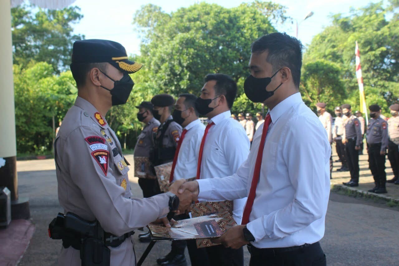 Kapolres Kubu Raya, AKBP Jerrold HY Kumontoy memberikan reward kepada 31 personel berprestasi dan relawan vaksinasi Covid-19 Polres Kubu Raya, Senin (15/08/2022). (Foto: Istimewa)