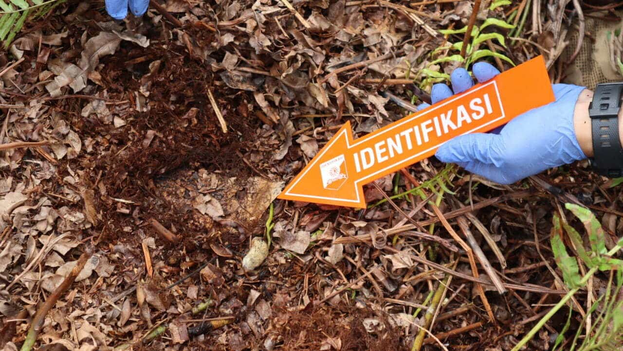 Sat Reskrim Polres Kubu Raya melakukan identifikasi terhadap penemuan tulang belulang di Desa Punggur Kecil, Kecamatan Kakap, Minggu (15/08/2022). (Foto: Istimewa)