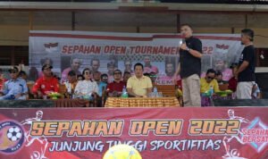 Ketua DPRD Ketapang, M Febriadi membuka secara resmi event Sepahan Open Tournament 2022 di Lapangan Bola Persepa Dusun Sepahan, Desa Sungai Kelik, Kecamatan Nanga Tayap, Minggu (14/08/2022). (Foto: Istimewa)