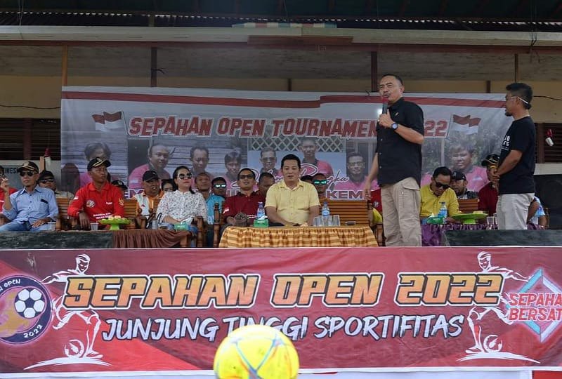 Ketua DPRD Ketapang, M Febriadi membuka secara resmi event Sepahan Open Tournament 2022 di Lapangan Bola Persepa Dusun Sepahan, Desa Sungai Kelik, Kecamatan Nanga Tayap, Minggu (14/08/2022). (Foto: Istimewa)