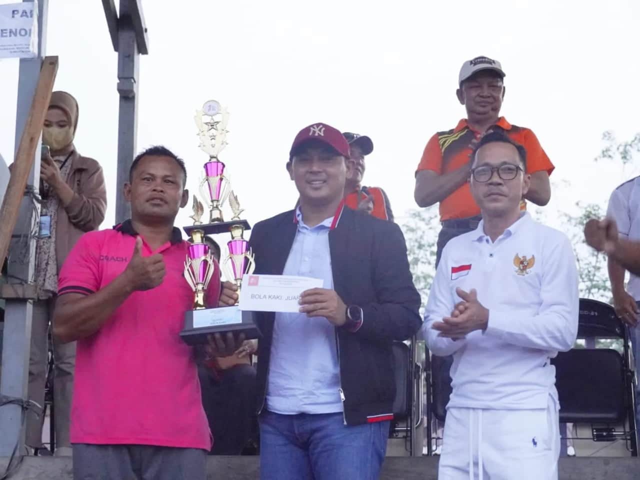 Wakil Bupati Kapuas Hulu, Wahyudi Hidayat berfoto bersama pemenang usai menutup secara resmi kejuaraan sepakbola dan volly ball putra-putri di Desa Nanga Mentebah, Kecamatan Mentebah, Selasa (16/08/2022). (Foto: Istimewa)
