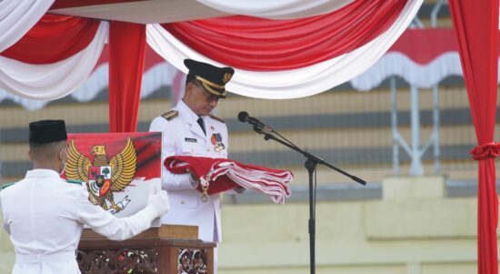 Wali Kota Pontianak, Edi Rusdi Kamtono menjadi inspektur upacara pengibaran bendera merah putih ada momen HUT RI ke-77, di Keboen Sajoek PSP, Rabu (17/08/2022). (Foto: Kominfo/Prokopim/KalbarOnline.com)