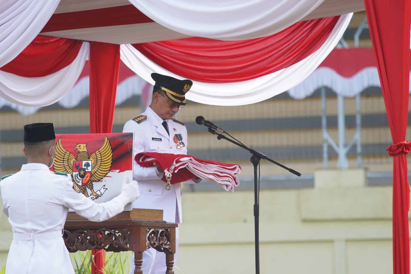 Wali Kota Pontianak, Edi Rusdi Kamtono menjadi inspektur upacara pengibaran bendera merah putih ada momen HUT RI ke-77, di Keboen Sajoek PSP, Rabu (17/08/2022). (Foto: Kominfo/Prokopim/KalbarOnline.com)