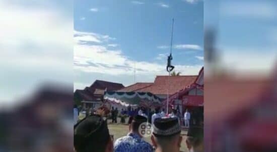 Cuplikan video aksi heroik Rajili saat memanjat tiang bendera setinggi kurang lebih 15 meter. (Foto: Istimewa)