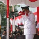 Gubernur Kalbar, Sutarmidji mencium bendera merah putih di momen upacara peringatan HUT RI ke-77. (Foto: Biro Adpim For KalbarOnline.com)