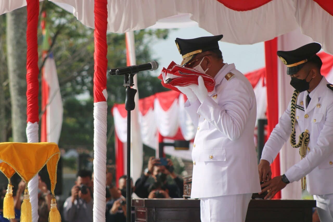 Gubernur Kalbar, Sutarmidji mencium bendera merah putih di momen upacara peringatan HUT RI ke-77. (Foto: Biro Adpim For KalbarOnline.com)