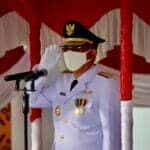 Gubernur Kalbar, Sutarmidji menjadi inspektur upacara pengibaran bendera merah putih pada HUT RI ke-77 di halaman Kantor Gubernur Kalbar, Rabu (17/08/2022). (Foto: Biro Adpim For KalbarOnline.com)