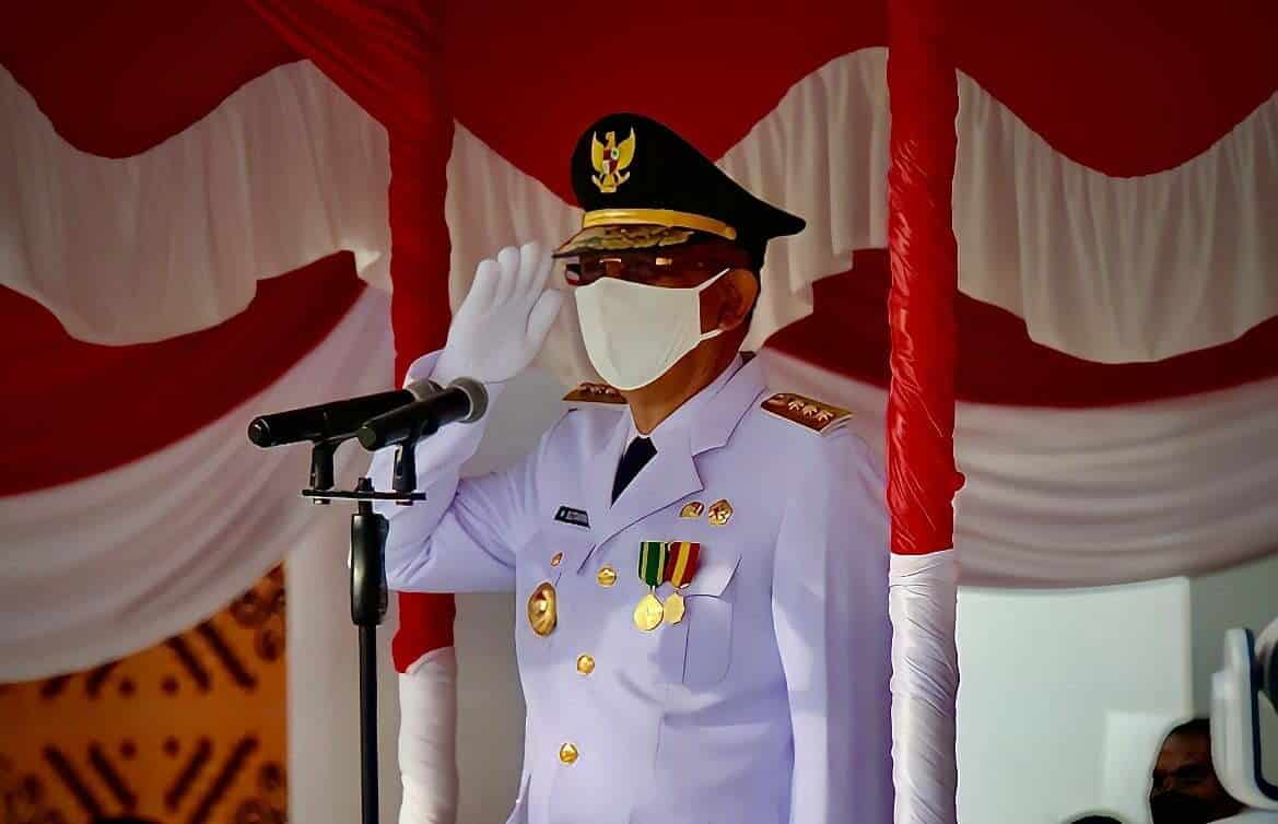 Gubernur Kalbar, Sutarmidji menjadi inspektur upacara pengibaran bendera merah putih pada HUT RI ke-77 di halaman Kantor Gubernur Kalbar, Rabu (17/08/2022). (Foto: Biro Adpim For KalbarOnline.com)
